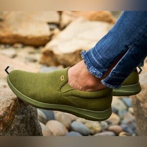 NWOT Merinos olive army green slip on sneakers wool handmade comfort women’s 6